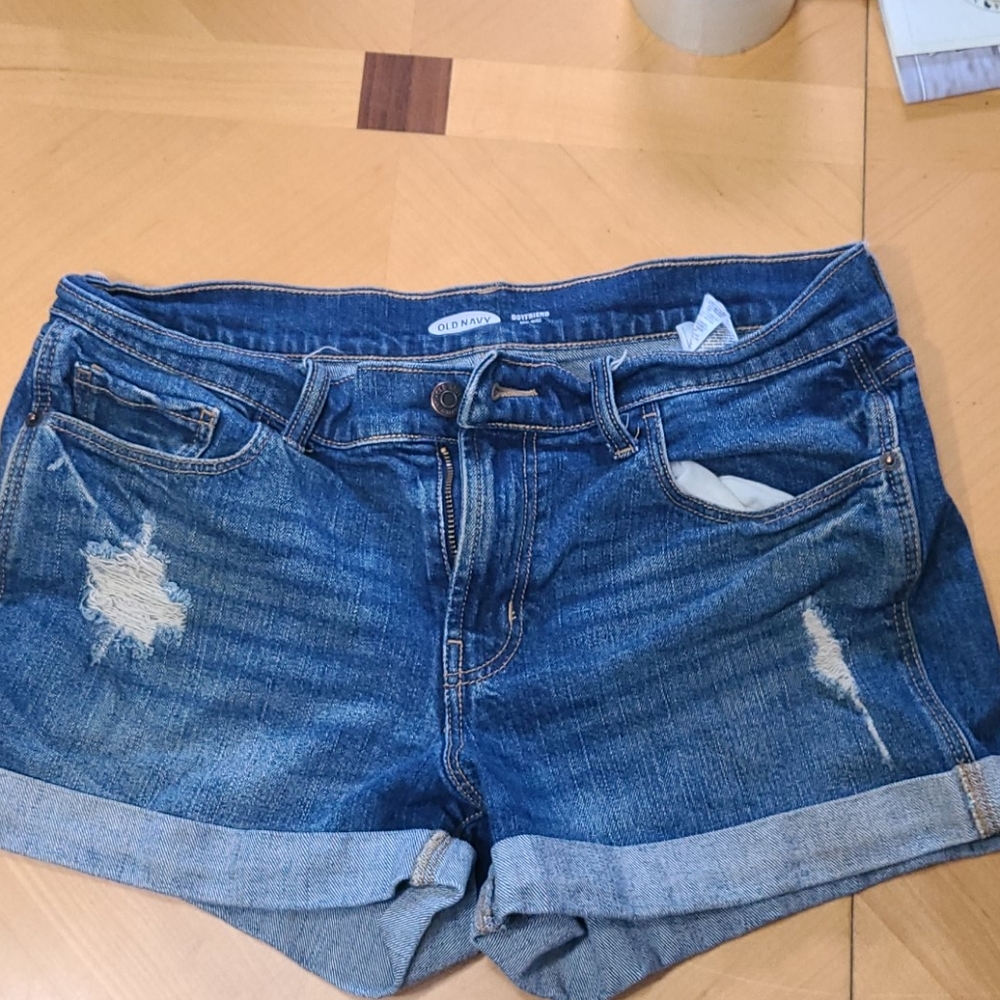 Old Navy boyfriend mid rise Jean shorts. Size 6